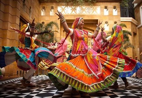 Ghoomar:- Traditional dance of rajasthan,it often includes traditional songs.you must visit Rajasthan to enjoy this dance form . Rajasthani Photography, Barat Ideas, Marwari Wedding, Rajasthani Theme, Rajasthani Wedding, Biodegradable Cups, Mothers Day Drawings, Hall Decorations, Dance Of India