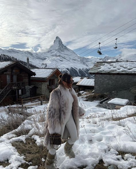 Swiss Alps Outfit, Alps Outfit, Emma Leger, Fur Aesthetic, Colorado Fashion, Ski Trip Outfit, Apres Ski Outfits, Stylish Winter Coats, Ootd Winter