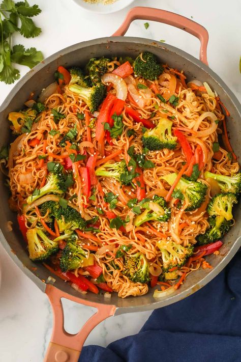 Ramen Noodle Veggie Stir Fry Ramen Noodle Recipes Vegetables, Easy Veggie Ramen, Raman Noodle Salad, Ramen Veggie Stir Fry, Ramen Stir Fry Vegetarian, Ramen Noodle Stir Fry Vegetable, Fried Ramen, Vegetable Ramen, Ramen Stir Fry