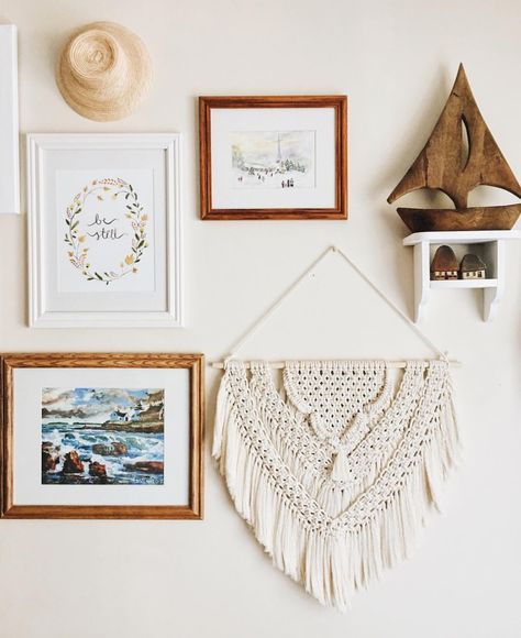 macramé wall hanging Gallery Wall With Macrame, Macrame Gallery Wall, Tv Gallery Wall Ideas, Macrame Wall Decor Ideas, Frames Layout, Boho Room Aesthetic, Macrame Wall Hanging Living Room, Diy Wall Hanging Ideas, Wall Ideas For Living Room