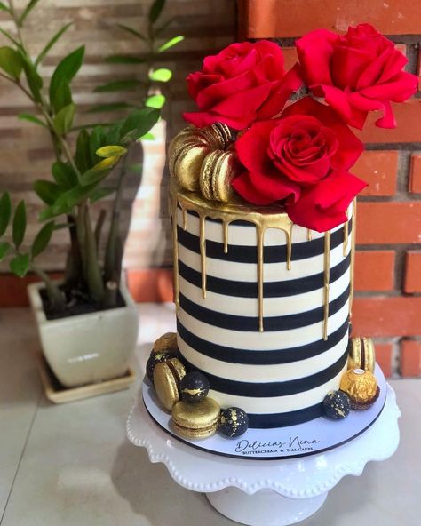 D E L I C I A S N I N A on Instagram: “Gold baby gold ✨ Rosas @onesoulgroup los especialistas en rosas ❤️. . . . #flowercake #flowerstagram #flowerscake #goldcake #golddrip…” Kate Spade Cake, Striped Cake, Gold Drip, Gold Cake, Pretty Birthday Cakes, Floral Cake, Gold Baby, Flower Cake, S N