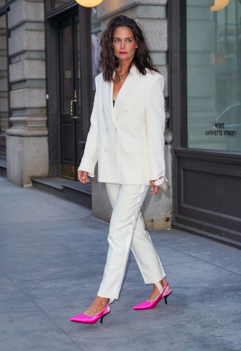 Pink Manolo Blahnik Shoes Outfit, Pink Heels Street Style, Fuchsia Heels Outfit, Pink Pointy Heels Outfit, White And Hot Pink Outfit, Hot Pink Shoes Outfit High Heels, Hot Pink Pumps Outfit, White Dress With Pink Heels, Pink Kitten Heels Outfit