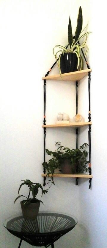 a triangle shelving unit in boho style of wood, macrame and beads looks very cool and cute Corner Shelf Design, Macrame Hanging Shelf, Diy Home Decor For Apartments, Macrame Shelf, Diy Hanging Shelves, Corner Wall Shelves, Astuces Diy, Diy Wall Shelves, Regal Design