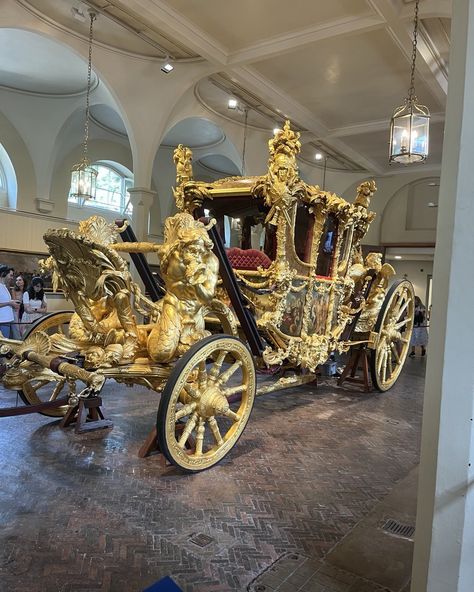 Gold Carriage, amazing tour Buckingham Palace #Royals Gold Carriage, Dressy Casual Outfits, Buckingham Palace, Dressy Casual, Old Money, Royals, Cinderella, Palace, Casual Outfits