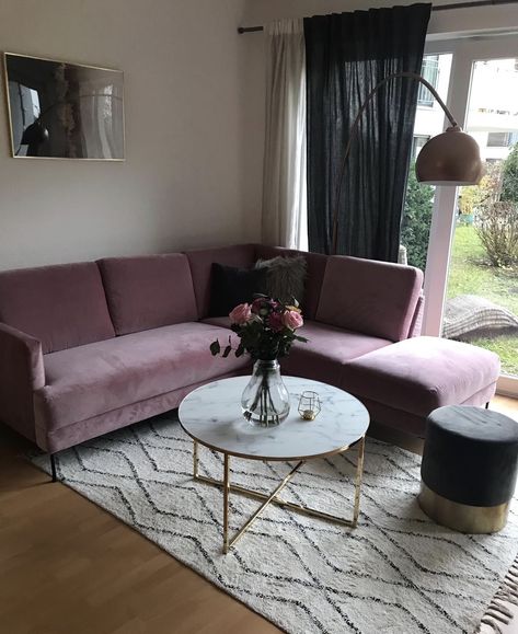 Mauve Couch Living Room Ideas, Mauve Couch, Mauve Sofa, Mauve Living Room, Home Design 2023, Modern Chic Decor, Rosa Sofa, Pink Velvet Couch, Appartment Decor