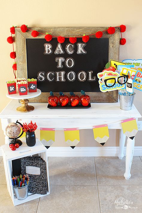 School Event Ideas, Back To School Event, Back To School Displays, First Day Of School Pictures, Teacher Party, Back To School Breakfast, School Displays, Back To School Crafts, Back To School Party