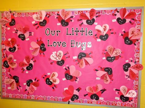 Bulletin board Valentine's Day craft - Our little Love bugs Terrific Preschool Years Daycare Bulletin Boards, February Preschool, February Bulletin Boards, Holiday Boards, Valentine Bulletin Boards, Valentine Classroom, Science Bulletin Boards, Kindergarten Bulletin Boards, Class Board