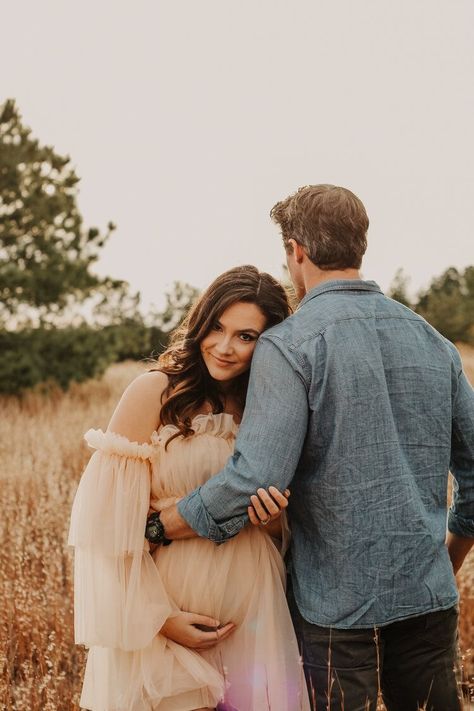 Posing For Pictures While Pregnant, Couple Maternity Photos Outdoor, Maternity Photo Hairstyles Long, Cabin Maternity Shoot, Simple Maternity Pictures Outdoor, Maternity Photo Shoot Ideas White Shirt, Maternity Pics Outside, Maternity Shoot With Sonography, Classy Maternity Photoshoot