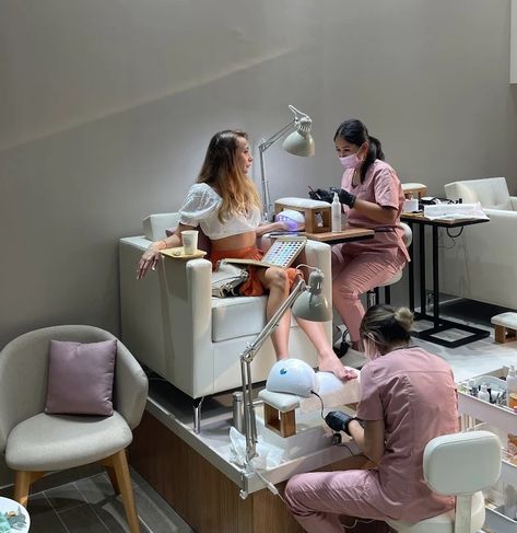 Nail Shop Interior Design Ideas, Nail Saloon Interiors Ideas, Manicure Interior Design, Manicure And Pedicure Salon Ideas, Manicure Salon Interior, Interior Design Nail Salon, Manicure Room Ideas, Minimalist Nail Studio, Pedicure Interior Design