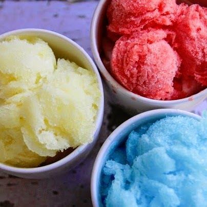 For low carb - sugar free jello and diet soda Sugar Free Italian Ice, Jello Shaved Ice, Diy Shaved Ice, Fun Kids Desserts, Italian Ice Recipe, Jello Ice Cream, Shaved Ice Recipe, Shaved Ice Syrup, Homemade Jello