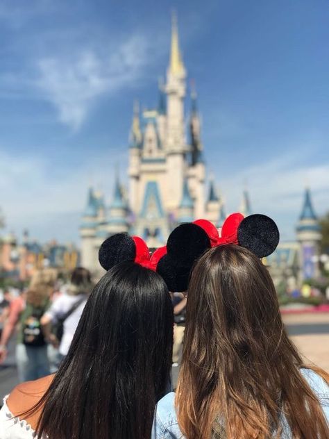 Disneyland Aesthetic Best Friend, Disney Bestie Pictures, Bestie Disney Trip, Friends Disney Pictures, Disney Friends Pictures, Disney Instagram Pictures Ideas, Disneyland With Bestie, Disney Photo Ideas Instagram, Disney World Pictures With Friends