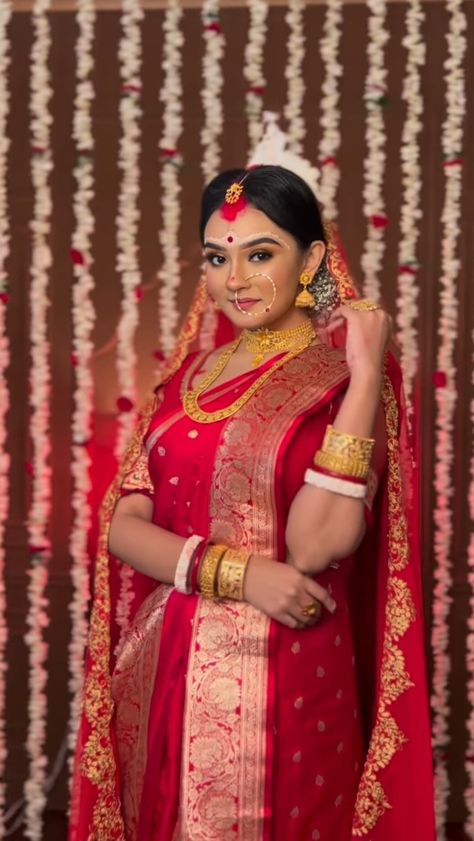 Simple Bengali Bridal Look, Bengali Wedding Look, Bride Moodboard, Bengali Bride Makeup, Bengali Wedding Dress, Bengali Bride Reception Look, Bridal Chunni, Bengali Marriage, Baluchari Saree