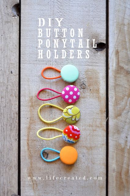 Ponytail Holders Diy, Diy Ponytail, Hair Accessories Diy, Hair Ties Diy, Convention Gifts, Diy Buttons, Diy Holder, Ponytail Holder, Button Crafts