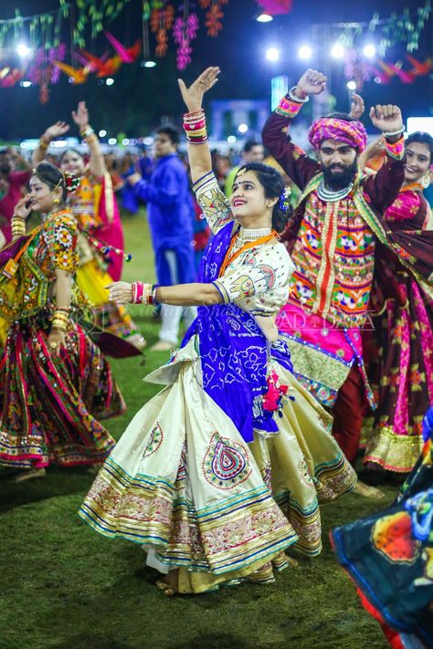 Dandiya Photo, Navratri Garba Photo, Garba Photo, Navratri Pic, Navratri Makeup, Dandiya Dance, Navratri Dandiya, New Love Pic, Garba Dance