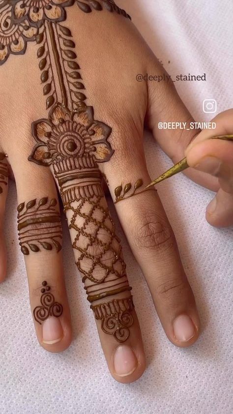 Beautiful Simple Mehndi Design, Tattoo Designs Hand, Mehndi Designs Fingers, Full Mehndi, Mehndi Designs Bridal, Henna Tattoo Designs Hand, Mehndi Designs Bridal Hands, Pretty Henna, Simple Henna Tattoo