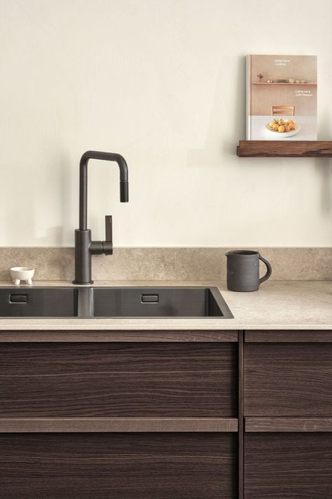 Kitchen tap ARM 985 in Bronze with turnable spout and pullout nozzle, together with kitchen sink TA 8040 in PVD Black Chrome. Countertop and tile from Bricmate. Walnut Kitchen Island, Bronze Kitchen, Walnut Kitchen, Black Taps, Black Sink, Chrome Kitchen, Faucet Design, Dark Kitchen, Metal Kitchen