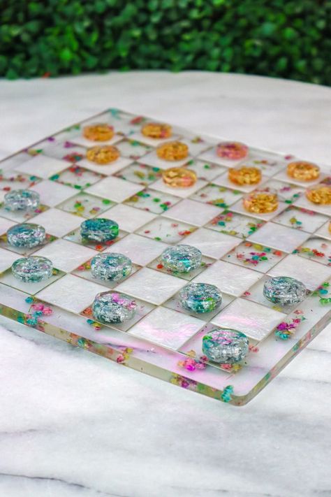 Checkers Board Game, Checkers Board, Game Diy, Checkers Game, Challenging Games, Flowers Petals, Diy Games, Resin Ideas, Diy Resin