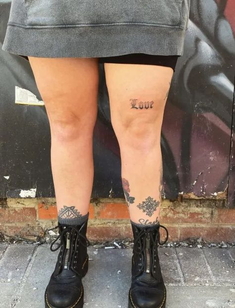 https://tattoolia.com/wp-content/uploads/2022/01/above-knee-tattoos-models-7.webp Above Knee Quote Tattoos Women, Above Knee Text Tattoo, Words Above Knee Tattoos Women, Side Knee Tattoos Women, Tattoo Ideas Above Knee, Above Knee Tattoo Words, Above The Knee Tattoo Quote, Above The Knee Tattoo Men, Under Knee Tattoos Women