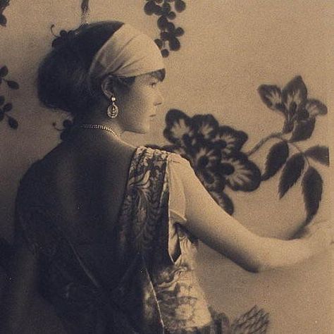 The back story: A photo trend from the 1890s // Woman, viewed from behind, between 1920 and 1930. Portrait Vintage, Flapper Style, Figure Poses, Roaring 20s, Charles Bukowski, Vintage Portraits, 1920s Fashion, White Photo, Belle Epoque