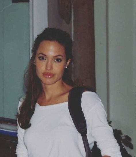 Angelina Jolie Aesthetic, Angelina Jolie 90s, Goddess Women, Angelina Jolie Style, Aesthetic Beauty, Hollywood Celebrities, Girl Crushes, Woman Crush, Angelina Jolie