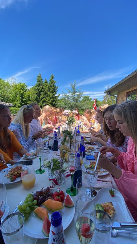 Mid Summer Party, Midsummer Outfit, Midsommar Party, Midsummer Party, Summer Dinner Party, 17th Birthday Ideas, Lunch Party, Usa Party, 20th Birthday Party