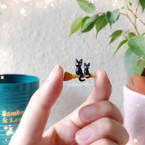 Jiji From Kiki's Delivery Service, Clay Art Studio Ghibli, Studio Ghibli Clay Art Ideas, Studio Ghibli Clay Sculptures, Totoro Clay Charm, Studio Ghibli Air Dry Clay Ideas, Kiki's Delivery Service Clay, Studio Ghibli Clay Charms, Polymer Clay Studio Ghibli