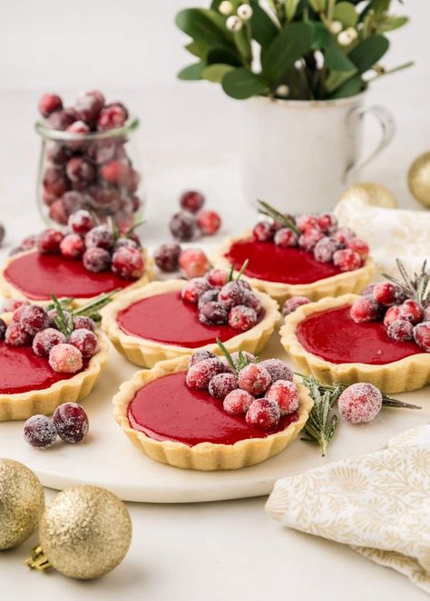 Here’s a tasty treat you won’t want to miss: mini cranberry tartlets. These treats feature a wonderfully smooth cranberry curd filling that is so good. The filling is beautifully enclosed in flaky, buttery crusts that practically melt in the mouth. I like to make these tarts in advance, as they are a hassle-free yet impressive dessert option. Your guests will assume they came straight from a professional bakery. You might like to add some festive decorations for an extra touch of charm. Cranberry Dessert Recipes, Cranberry Tartlets, Dessert Tarts Mini, Dessert Recipes Christmas, Holiday Tarts, Strawberry Tart Recipe, Cranberry Desserts, Cranberry Recipes Dessert, Cranberry Curd