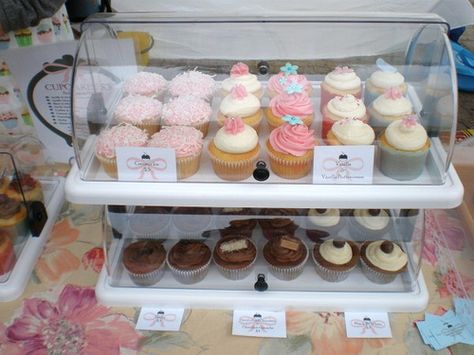 Inspired by: Cupcake display Cupcake Stall Display Ideas, Cupcake Pop Up Shop Display, Cake Stall Display Ideas, Cake Stall, Bakery Store, Cricut Cake, Home Bakery Business, Baking Packaging, Bakery Interior