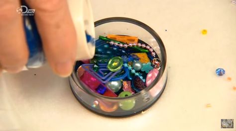 Watch how a kaleidoscope is made (then make your own) Couple Of Mirrors, Kaleidoscope Jewelry, Diy Kaleidoscope, Photo Cubes, Glass Wind Chimes, Kaleidoscopes, Stained Glass Diy, Wait For It, Recycled Crafts