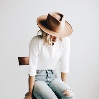 Gigi Pip, Mysterious Beauty, Brown Hat, Model Pose, Mode Boho, Looks Street Style, Outfits With Hats, Mode Inspiration, Outfits Casuales