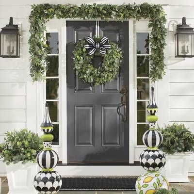 Traditional Front Porch Ideas, Spring Garland Front Door, Front Doors With Side Lights, Tiny Front Porch Ideas, Greenery Wreath Front Door, Boxwood Wreath Decor, Mixed Eucalyptus, Porch Entrance, Boxwood Garden