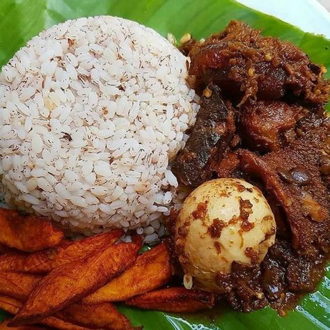 Who wants this???? This is So Yum Yum Yummy😋😋😎 💕😍 👌Ofada Rice Deliciousness #ofada #foodnetwork #lagosfoodie #nigeriafoodblogger #ghanafood #naijafoodie #naijafoods #foodlovers #nigerianfood #lostinlagos #foodieinlagos #nigeriacusine #smallchops #cnnfoods #Naijalifeprtv #naijalifemagazine Ofada Rice, Ghana Food, African Cooking, Nigerian Food, Yum Yum, Food Network Recipes, Food Blogger, Rice, On Instagram