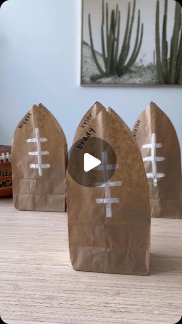 l i n z y ✌🏼 on Instagram: "Snack duty? Or having a football party? Take a paper lunch bag and try this! 🏈🏈🏈   *  *  *  #footballdiy #footballseason #football #snackduty #diymama" Diy Football Goodie Bags, Football Bags Goodie, Football Game Day Goody Bags, Football Treat Bags Ideas, Flag Football Snacks, Football Snacks For Kids After Game Bags, Football Treats For Kids, Youth Football Snack Ideas, Football Birthday Party Snacks