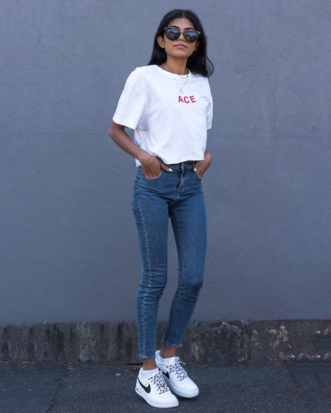 Nike Airforce 1: Sneakers of the Month - Pose & Repeat Nike Airforce 1 Women Outfit, Airforce 1 Outfit Women Casual, Airforce 1 Outfit Women, Airforce 1 Outfit, Air Force Outfit, Af1 Outfit, Forces Outfit, Teens Outfits, Outfits With Air Force Ones