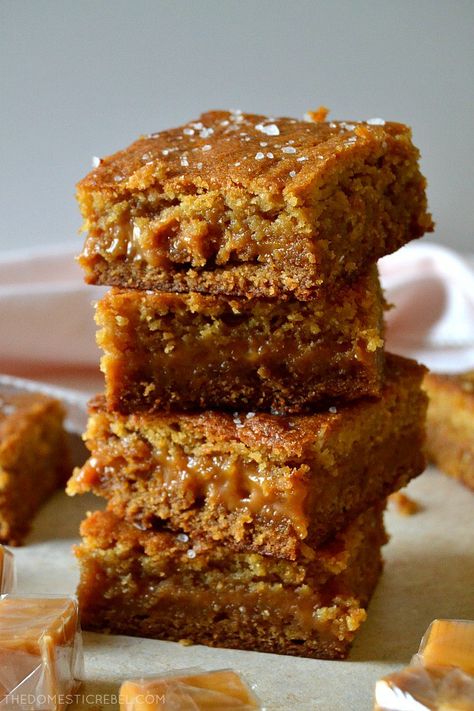 Caramel Tray Bake, Salted Caramel Bars Recipe, Caramel Blondies Recipe, Salted Caramel Blondies, Salted Desserts, Salted Caramel Blondies Recipe, Gooey Recipes, Caramel Blondies, Salted Caramel Desserts