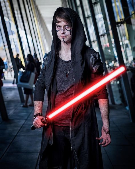 20 Star Wars Costumes That Are So Easy, It's Ridiculous Sith Costume Diy, Jedi Cosplay Men, Star Wars Cosplay Male, Female Sith Costume, Star Wars Diy Costume, Star Wars Cosplay Ideas, Sith Outfit, Sith Lord Costume, Star Wars Characters Costumes