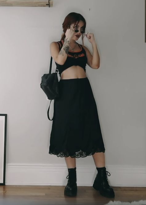 Outfit Hot Weather, Elder Emo Fashion, Summer Fashion Shorts, Emo Summer, Elder Emo, Luanna Perez, Tumblr Grunge, Midsize Outfits, Summer Goth