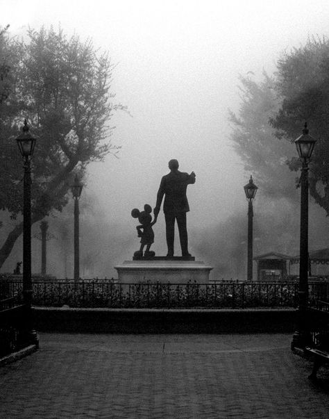 Walt & Mickey Disney Parque, Famous Castles, Images Disney, Disney Life, Happiest Place On Earth, Disneyland Resort, Disney Dream, Disney Fun, Magical Places