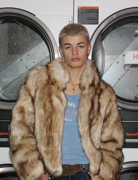 Fur Coat Men Aesthetic, Runway Mens Fashion, Fur Outfit Men, Itboy Aesthetic, Y2k Fur Coat, Fur Coat Outfit, Mens Fur, Mens Outfit Inspiration, Looks Street Style