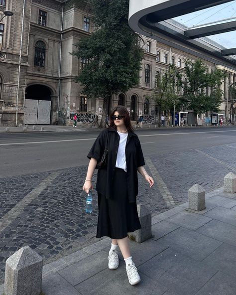 ootd, white sneakers, shoulder bag, midi skirt, pearls Black Pleated Midi Skirt Outfit, White Sneakers Women Outfit, Pleated Midi Skirt Outfit, Black Pleated Midi Skirt, Sneaker Outfits Women, Midi Skirt Outfit, Skirt And Sneakers, White Sneakers Women, Black Midi Skirt