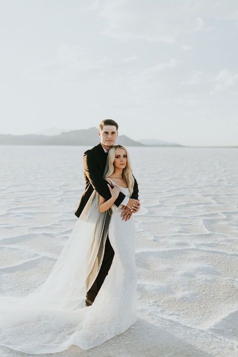 Glam Wedding Dress, Salt Flat, Minimal Wedding Dress, Utah Elopement, Bonneville Salt Flats, Salt Flats, Mountain Bride, Classic Wedding Dress, Utah Wedding Photographers