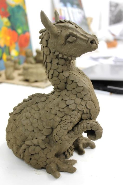 Animal Clay Sculpture, Clay Dragon Tutorial, Easy Dragon Sculpture, Dragon Sculpture Diy, Air Dry Clay Dragon Tutorial, Pottery Dragon, Dragon Ceramics, Dragon Clay Sculpture, Dragon Sculpture Clay