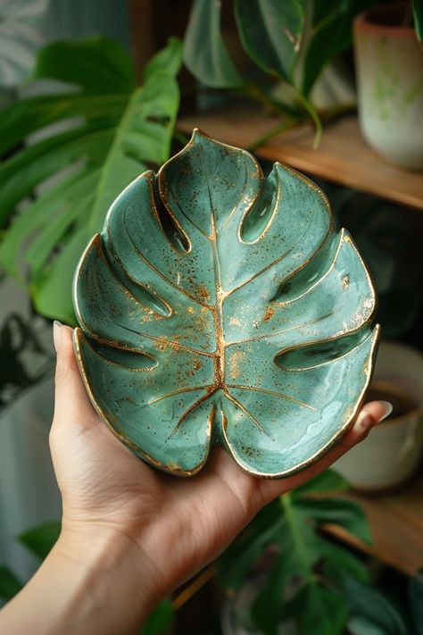 Keramiikka Ideas, Tropical Pottery, Cool Ceramics Projects, Butterfly Ceramics, Leaf Clay, Clay Leaf, Ceramic Projects, Ceramic Glaze Recipes, Ceramic Wall Decor