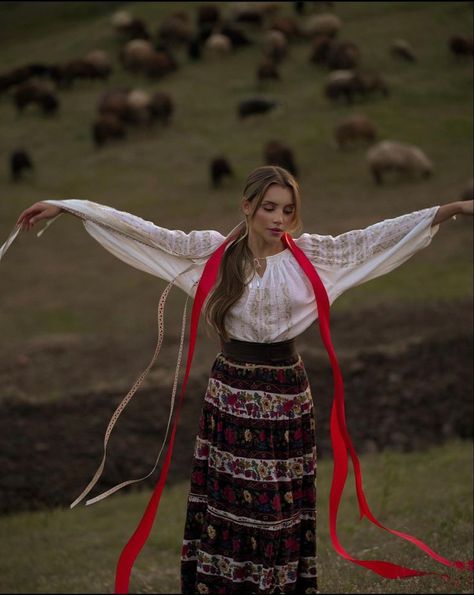 Ukrainian Dance, Ukraine Clothing, Dna Art, Soviet Fashion, Ukrainian Girl, Ukrainian Style, Summer Elegance, Ukraine Women, Russian Memes