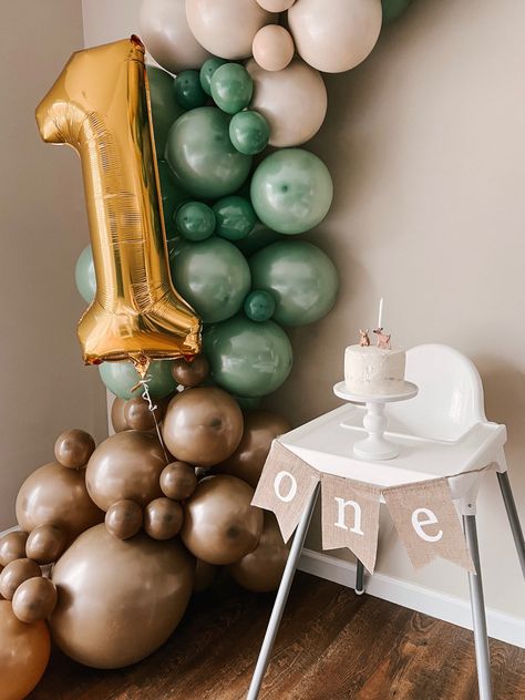 Birthday party decorations Nature Theme First Birthday, 1rst Birthday Boy, Woodland One Year Birthday, Woodland First Birthday, Balloon Decorations Diy Tutorials, First Birthday Cookies, 1st Birthday Balloons, Baby Birthday Decorations, Its A Boy Balloons