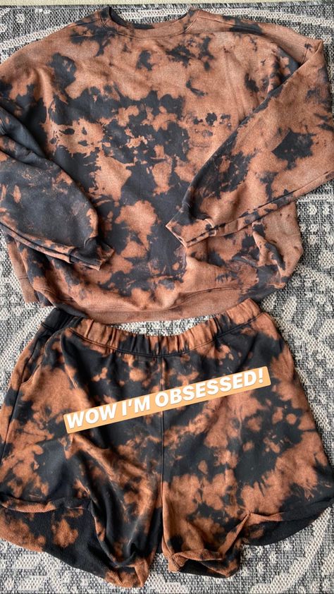 Bleached Tie Dye Shirt, Spray Tye Dye Shirts, Black Bleach Tie Dye, Bleach Tie Dye Diy, Bleach Tie Dye Hoodie, Reverse Tie Dye With Bleach, Tye Dye Clothes, Tye Dye Bleach, Bleach Tye Dye