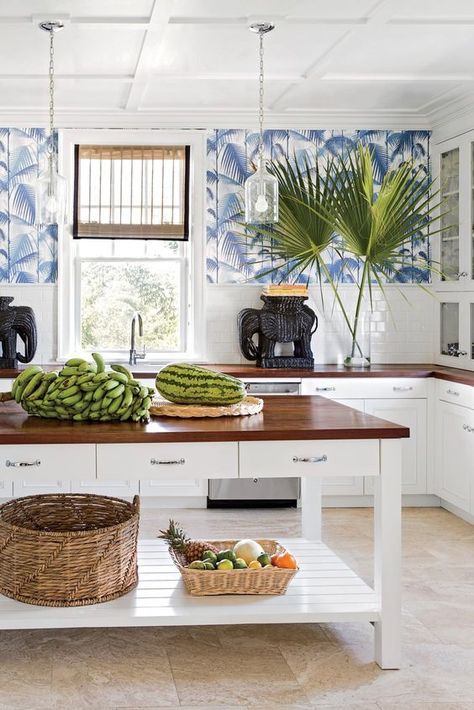 Coastal kitchen with tropical feels Tropical Kitchen Decor, White Beach House, Tropical Kitchen, Tropical Interior, Popular Interior Design, Beach Kitchens, Beach House Kitchens, Coastal Home Decor, Tropical Home Decor