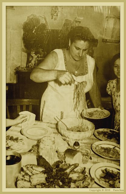 . Italian Pictures Vintage, Italian Family, Vintage Italian Photos, Old Italian Photos, Italian Cookbook, Scenes From An Italian Restaurant, Old School Italian Restaurant, Naples 1950s, Grandma Cooking