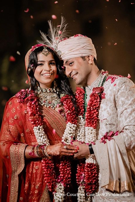 Wedding Varmala Indian, Varmala Indian Weddings Garlands, Ivory Sherwani Grooms, Varmala Designs Indian Weddings, Indian Wedding Varmala, Varmala Indian Weddings, Wedding Mala Rose, Couple Portraits Studio, Couple Portrait Poses