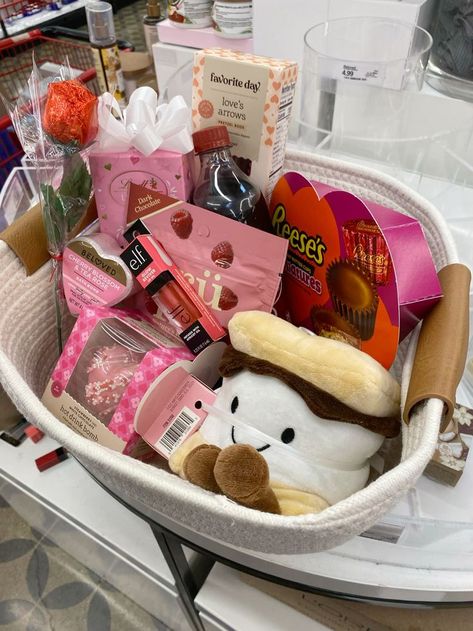 Gifts To Get For Best Friend, Valentine Burr Basket, Aesthetic Birthday Gift Basket, Babe Basket For Valentines Day, Cute Snack Basket, Things To Get Girlfriend, Target Gift Basket Ideas, Christmas Present Basket, Valentines Basket For Her